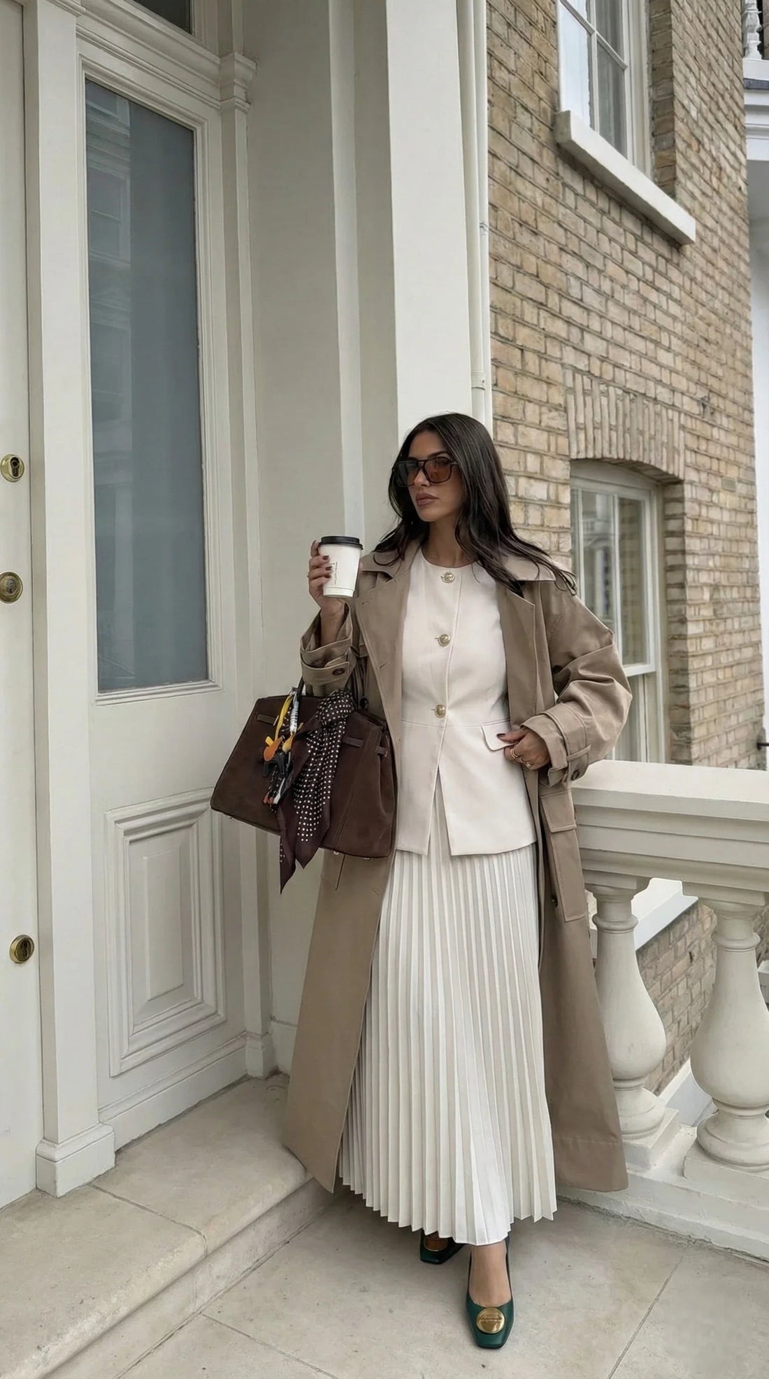 Tenue old money femme : le guide complet pour un style chic, mastour et intemporel (jupe plissée + blazer cintré)
