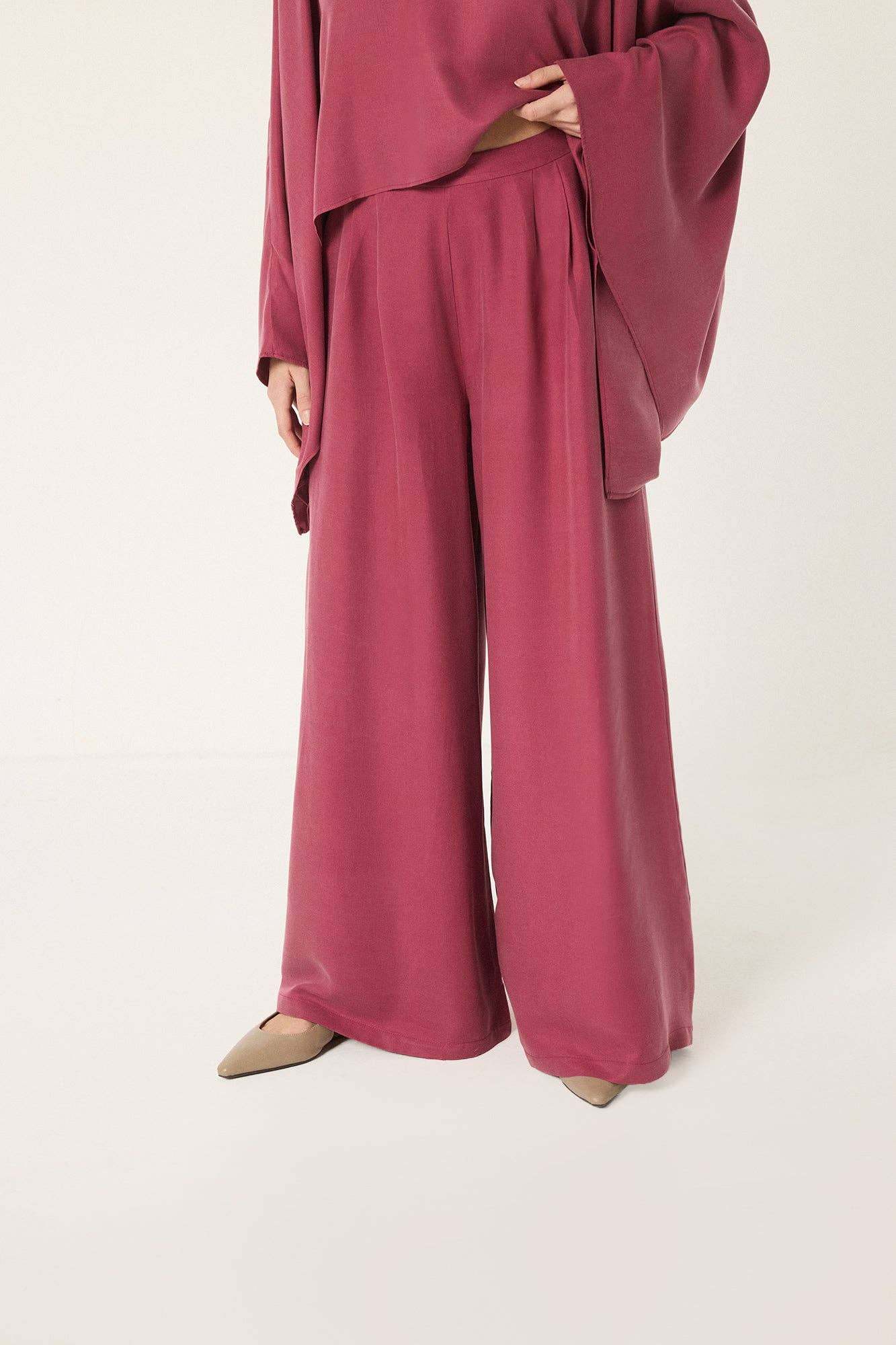 Pantalon large rose framboise avec haut assorti et chaussures pointues