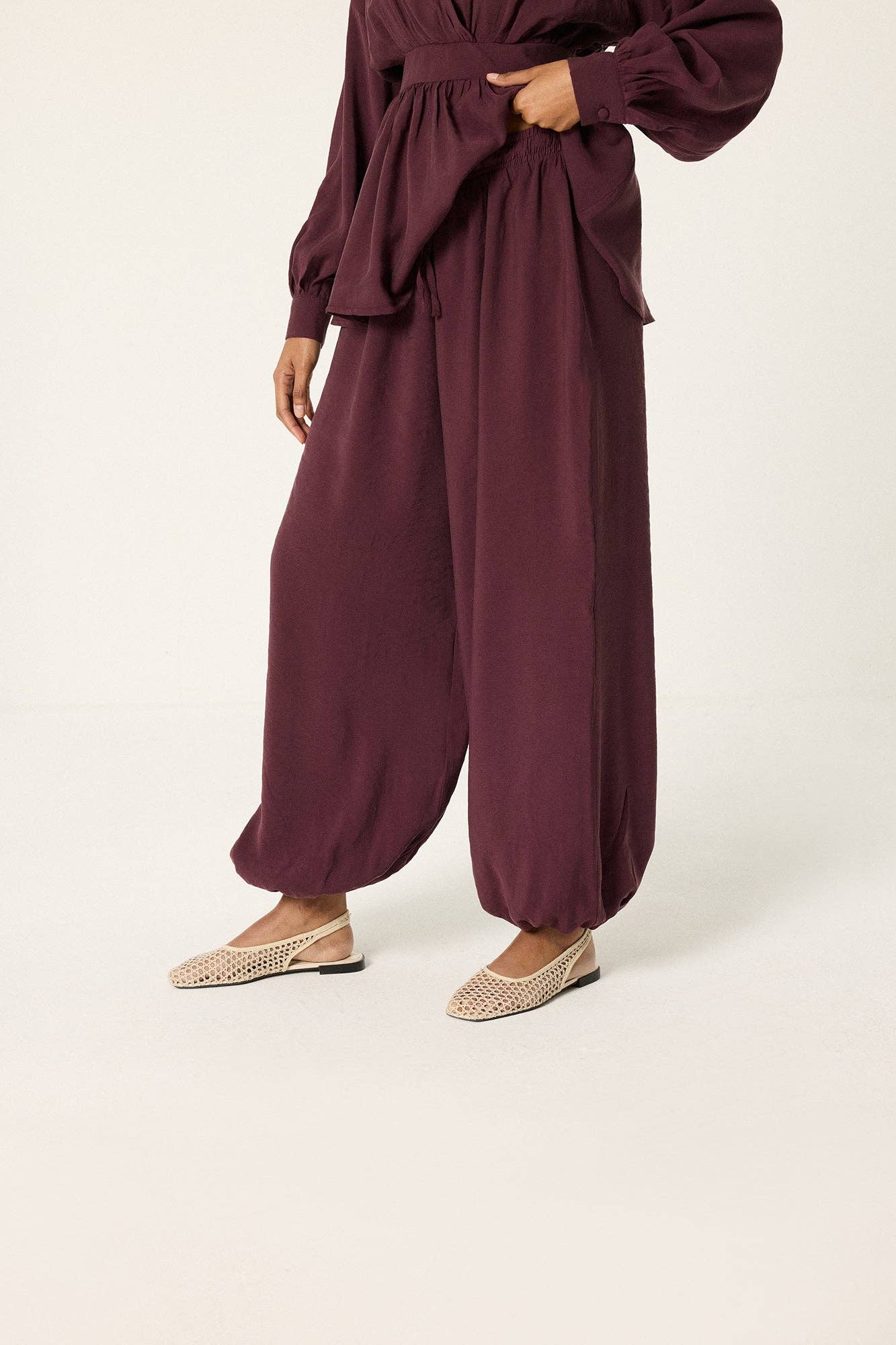 Pantalon ample prune élastiqué à la cheville avec chaussures tressées