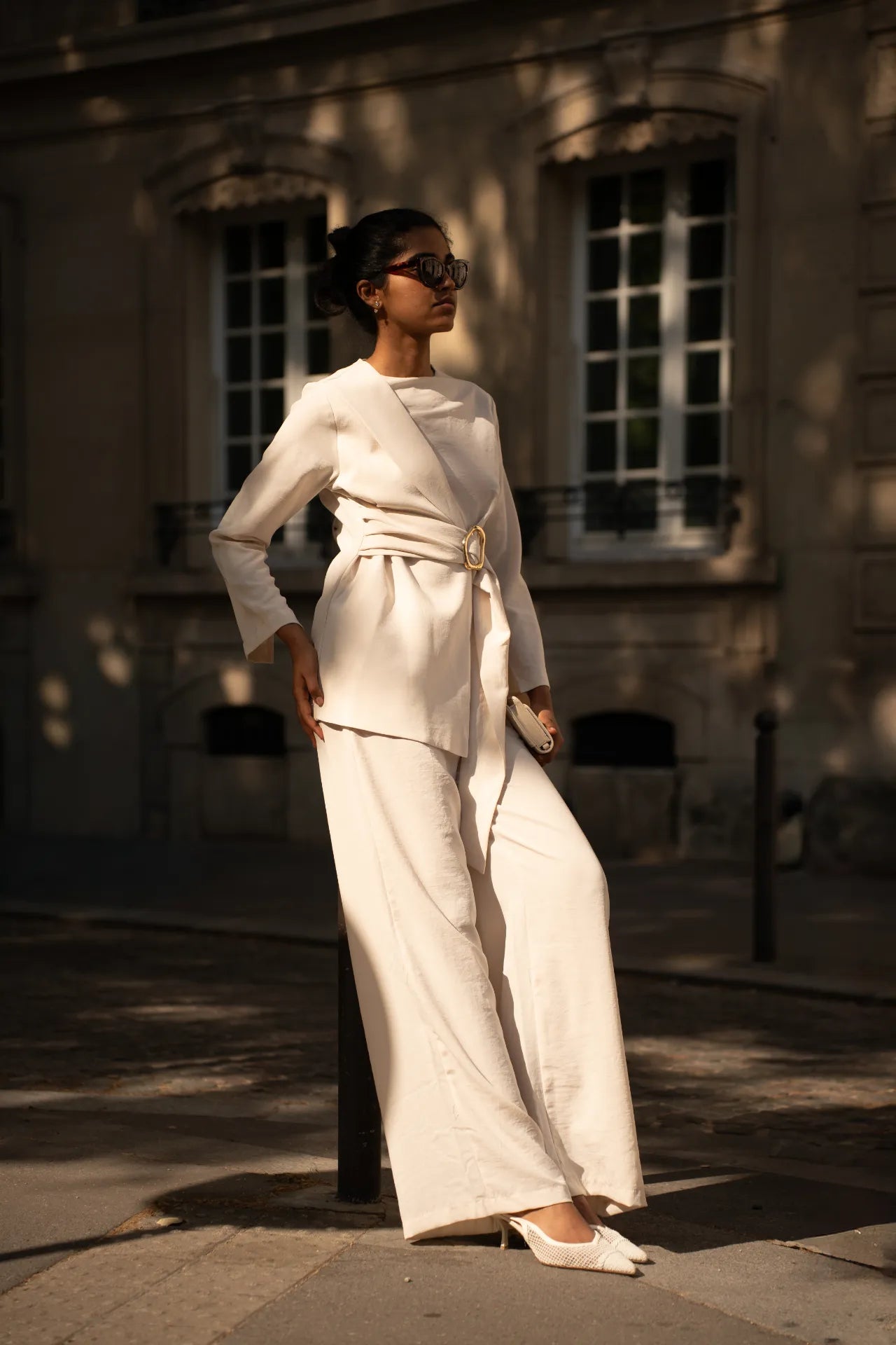 Ensemble blanc chic avec veste ceinturée et pantalon large
