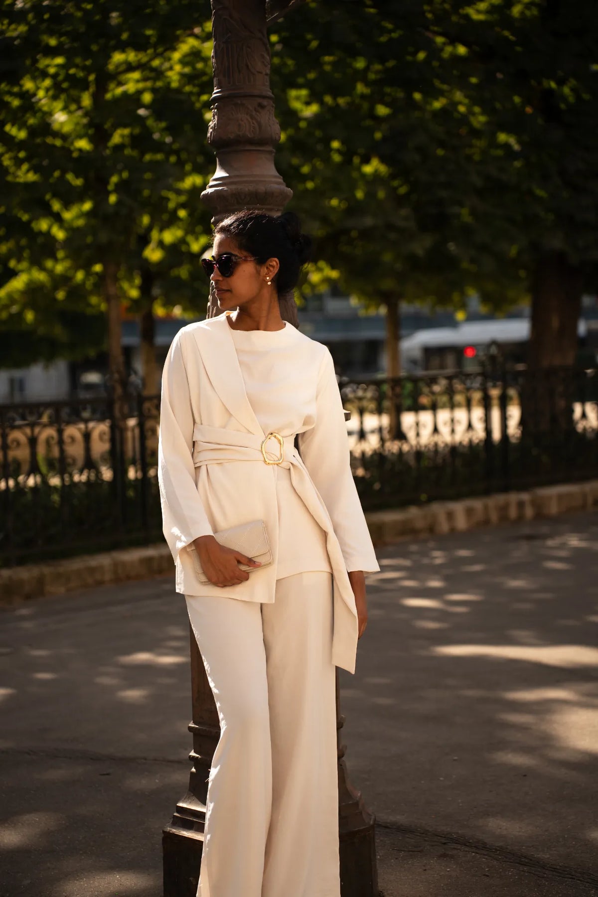 Ensemble pantalon blanc élégant avec ceinture à boucle dorée