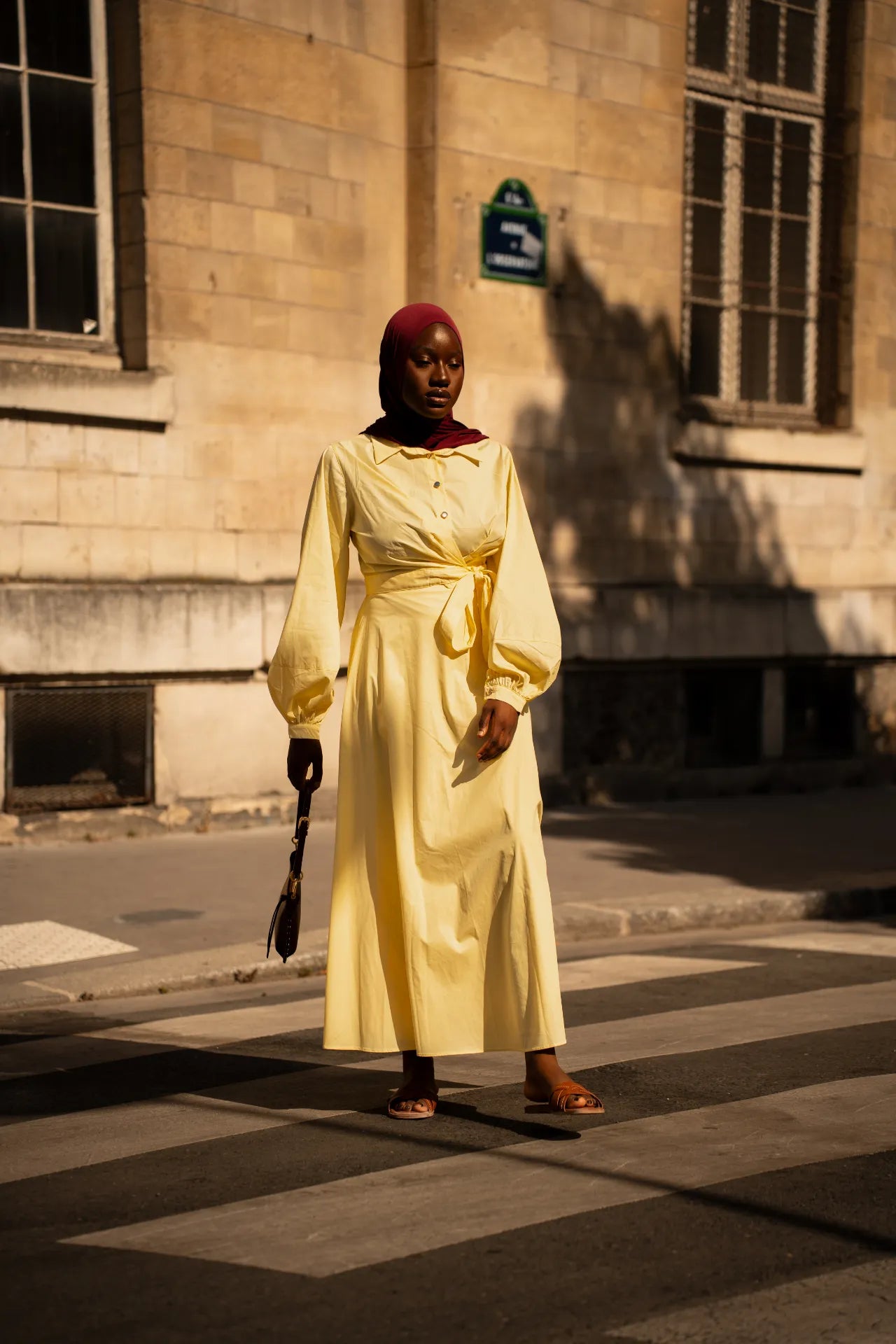 Robe longue jaune avec ceinture nouée et hijab bordeaux