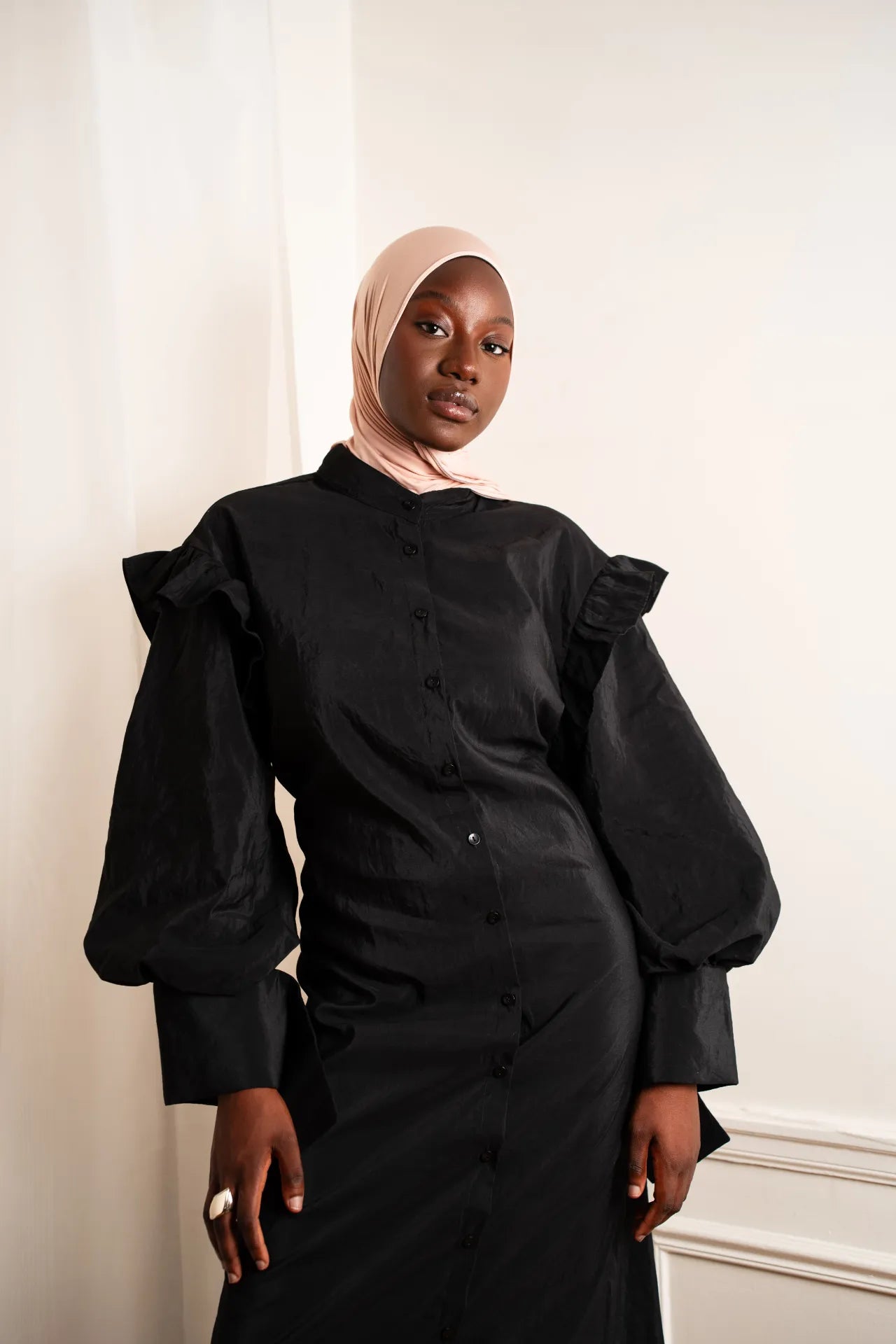 robe chemise noire à manches bouffantes et volants avec hijab
