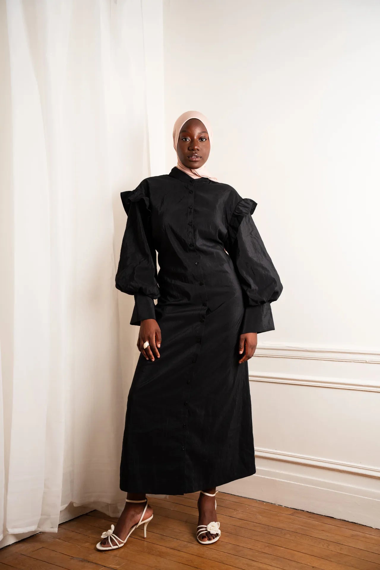 Robe longue noire mastour à manches bouffantes et hijab rose