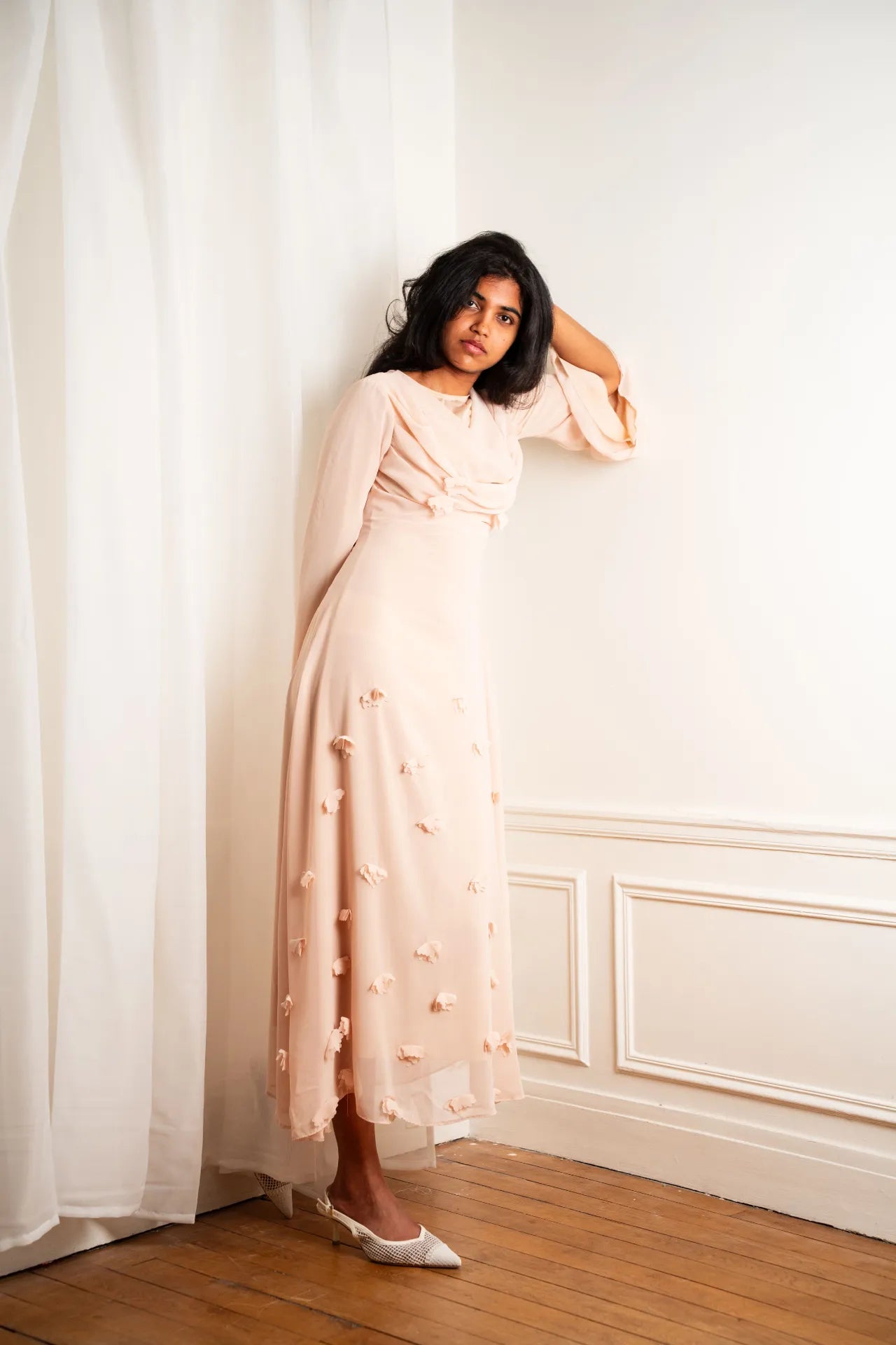 Robe longue rose poudré fluide avec détails en relief