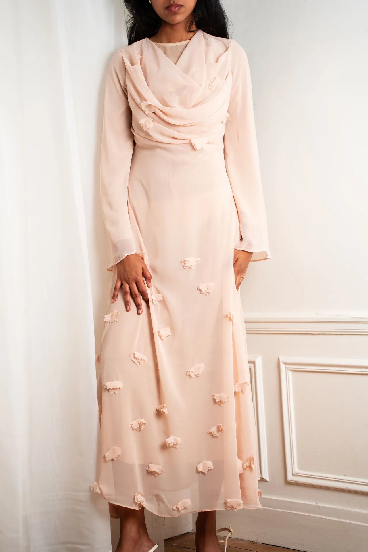 Robe longue rose poudré élégante à col drapé et détails texturés