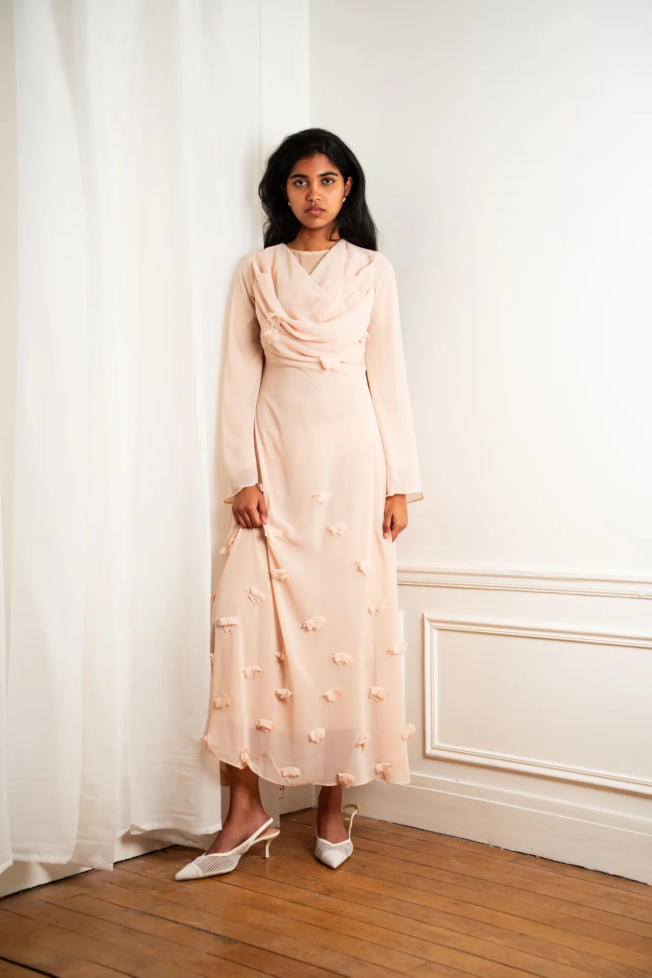 Robe longue rose poudré mastour avec col drapé et détails texturés