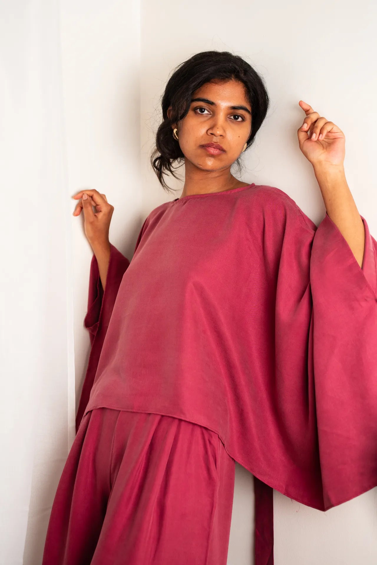 Ensemble haut et pantalon rose framboise à manches évasées
