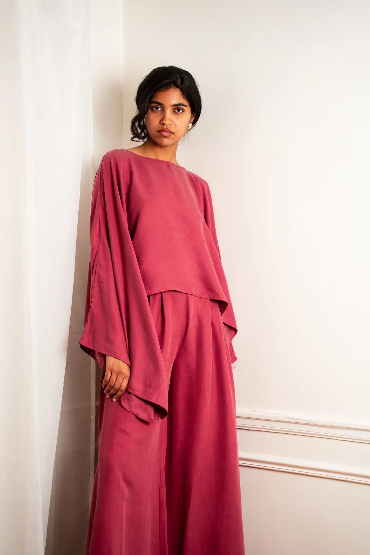 Ensemble fluide rose framboise avec top à manches évasées et pantalon large