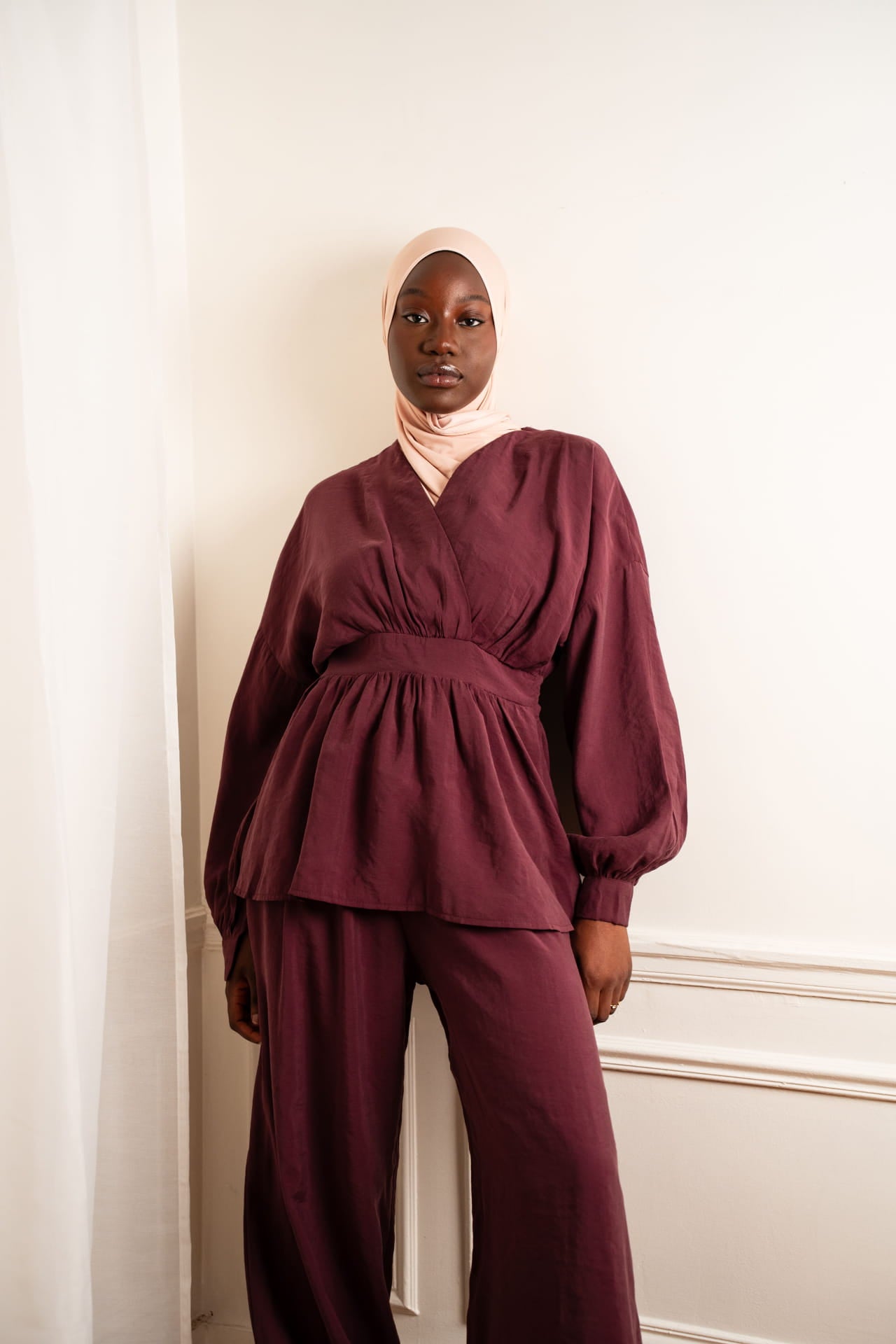 Ensemble cache-cœur prune avec pantalon large et hijab beige