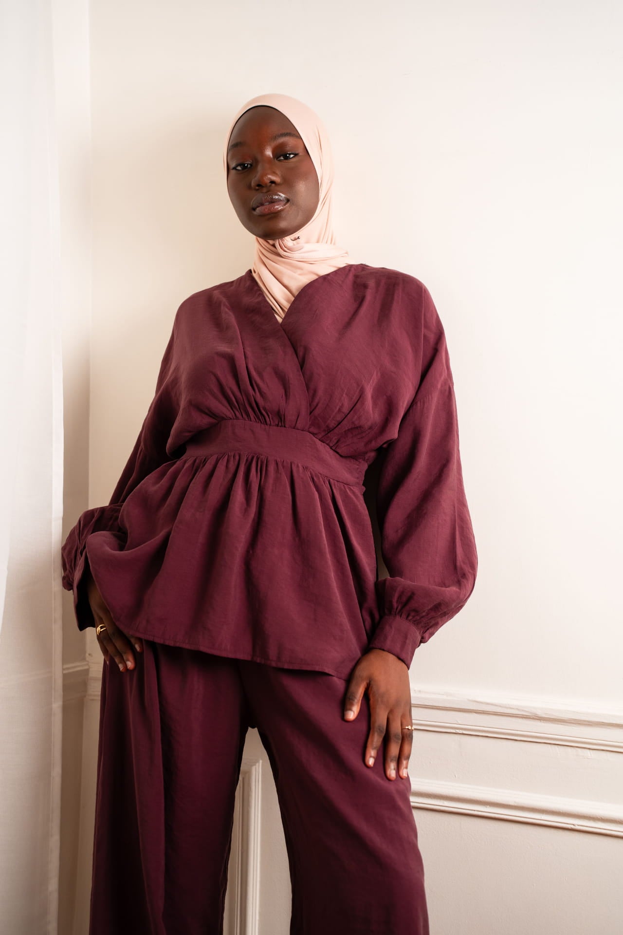 Ensemble mastour cache-cœur prune avec hijab rose poudré