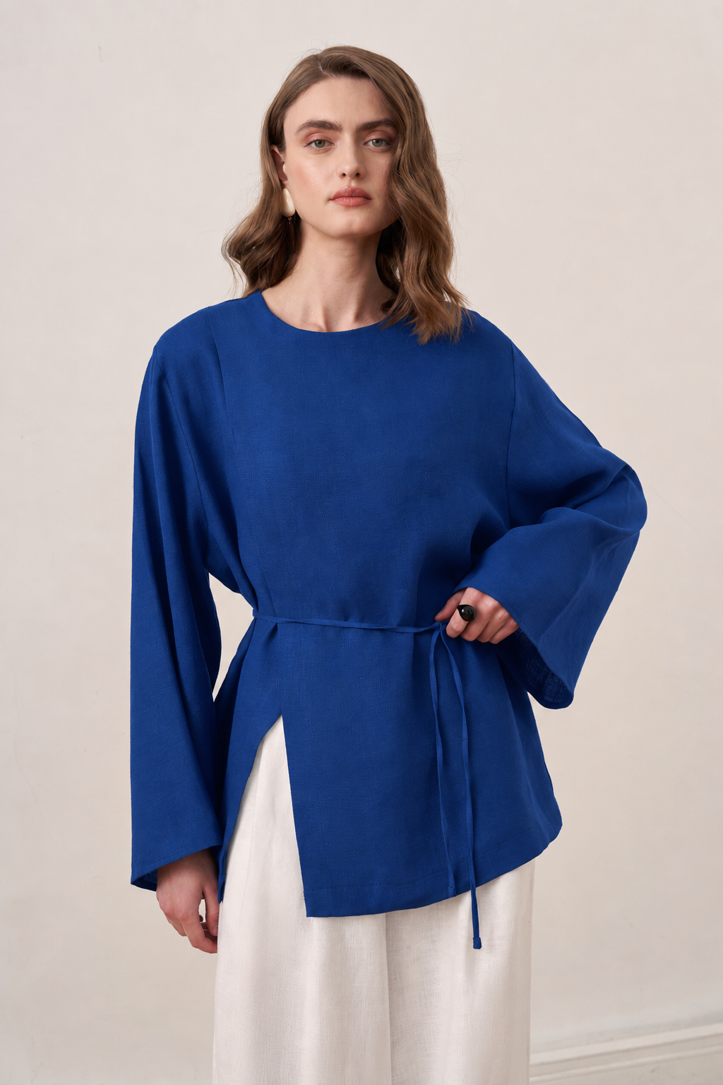 Tunique fluide bleu roi ceinturée à manches évasées pour femme - ZAYÉRA Paris