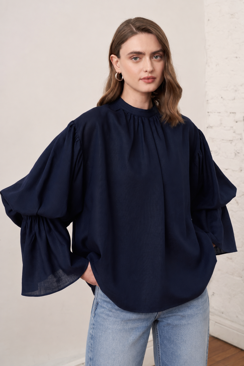 Blouse ample bleu marine à col montant et manches bouffantes - ZAYÉRA Paris