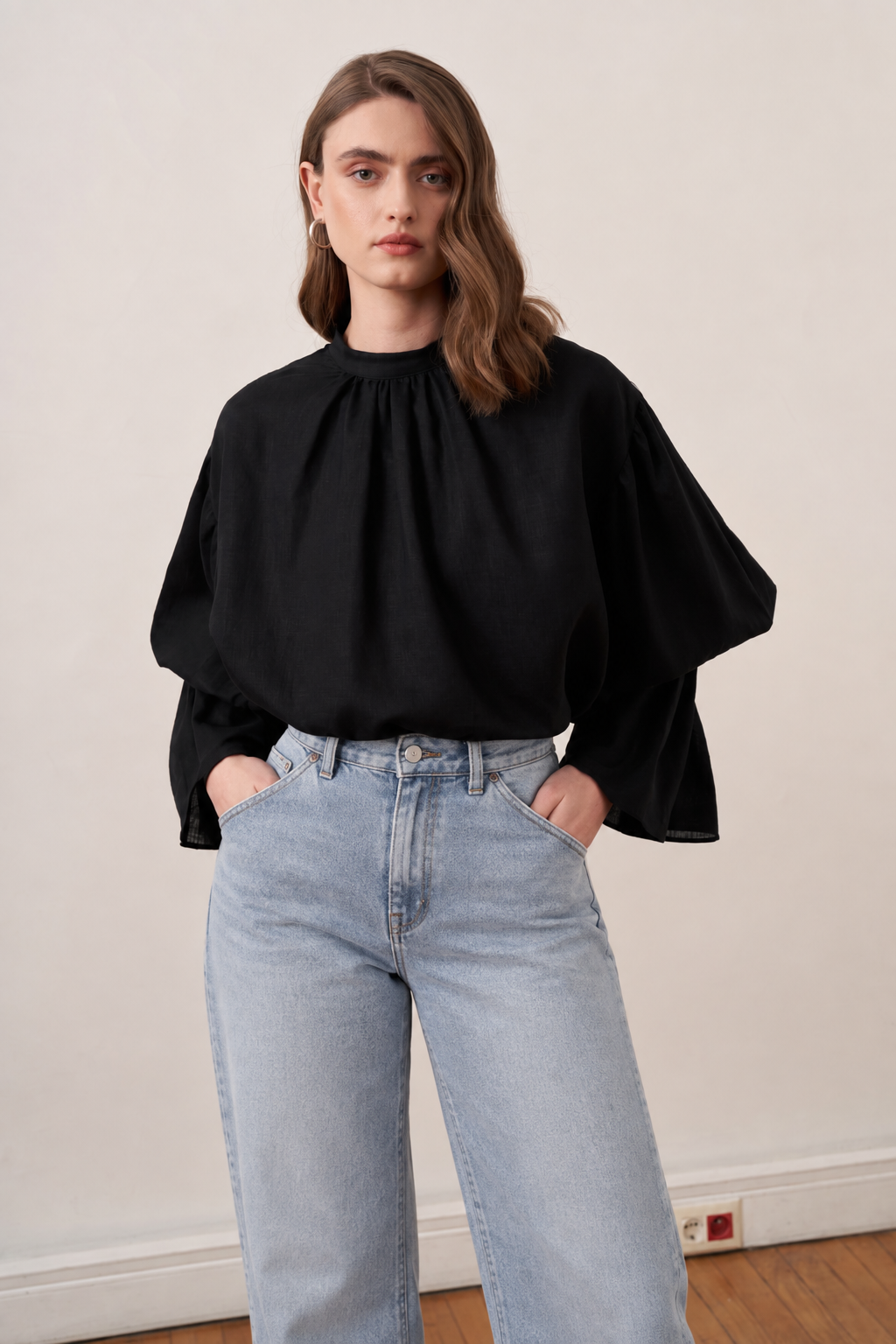 Blouse noire à col froncé rentrée dans un jean taille haute - ZAYÉRA Paris