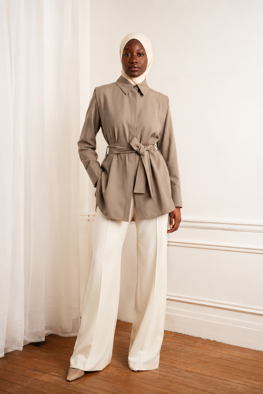 Veste ceinture beige taupe avec pantalon large écru et hijab