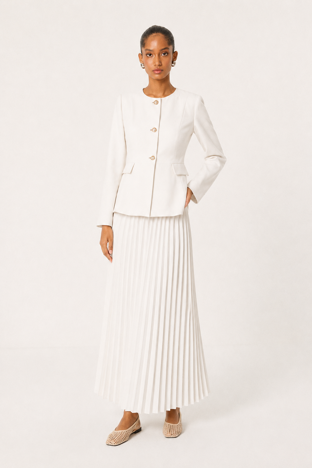 Veste ajustée boutonnée et jupe longue plissée blanc cassé