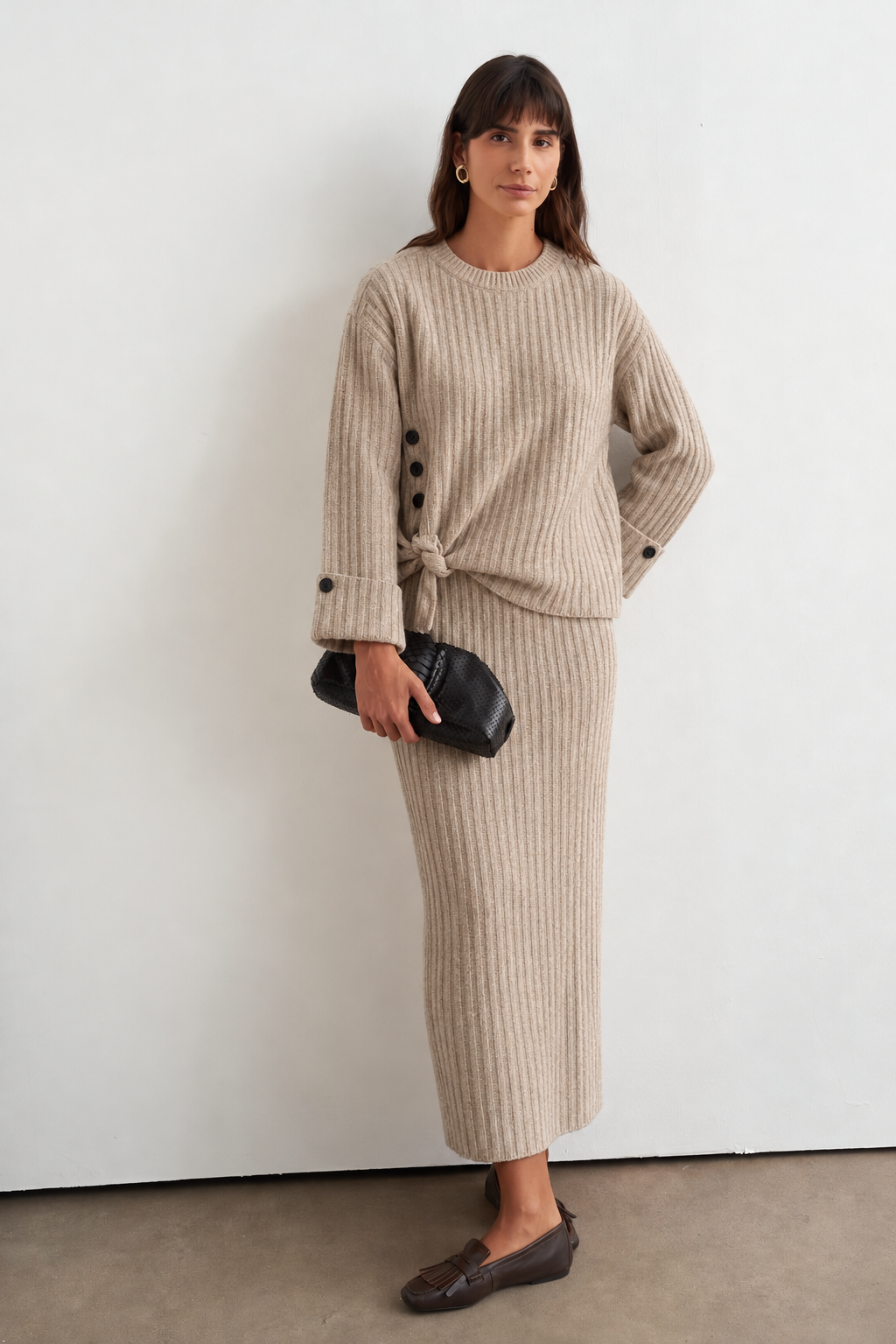 Ensemble en maille côtelée beige à nœud latéral, pull et jupe longue - ZAYÉRA Paris