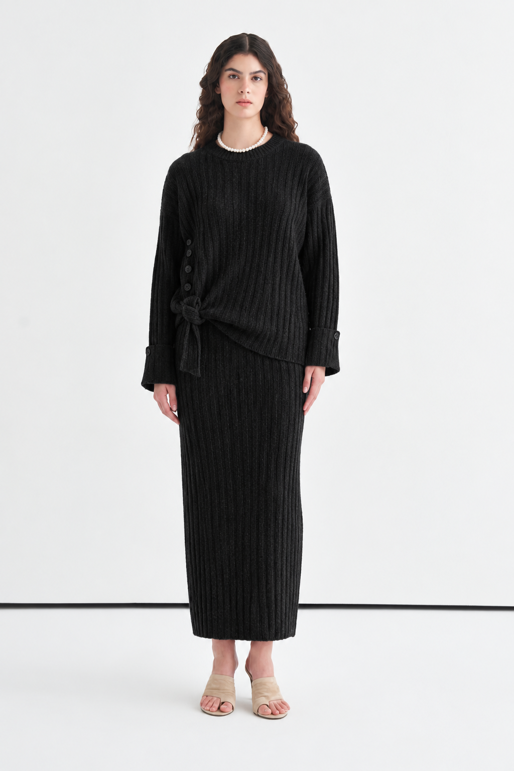 Ensemble en maille côtelée noire, pull et jupe longue assortie - ZAYÉRA Paris