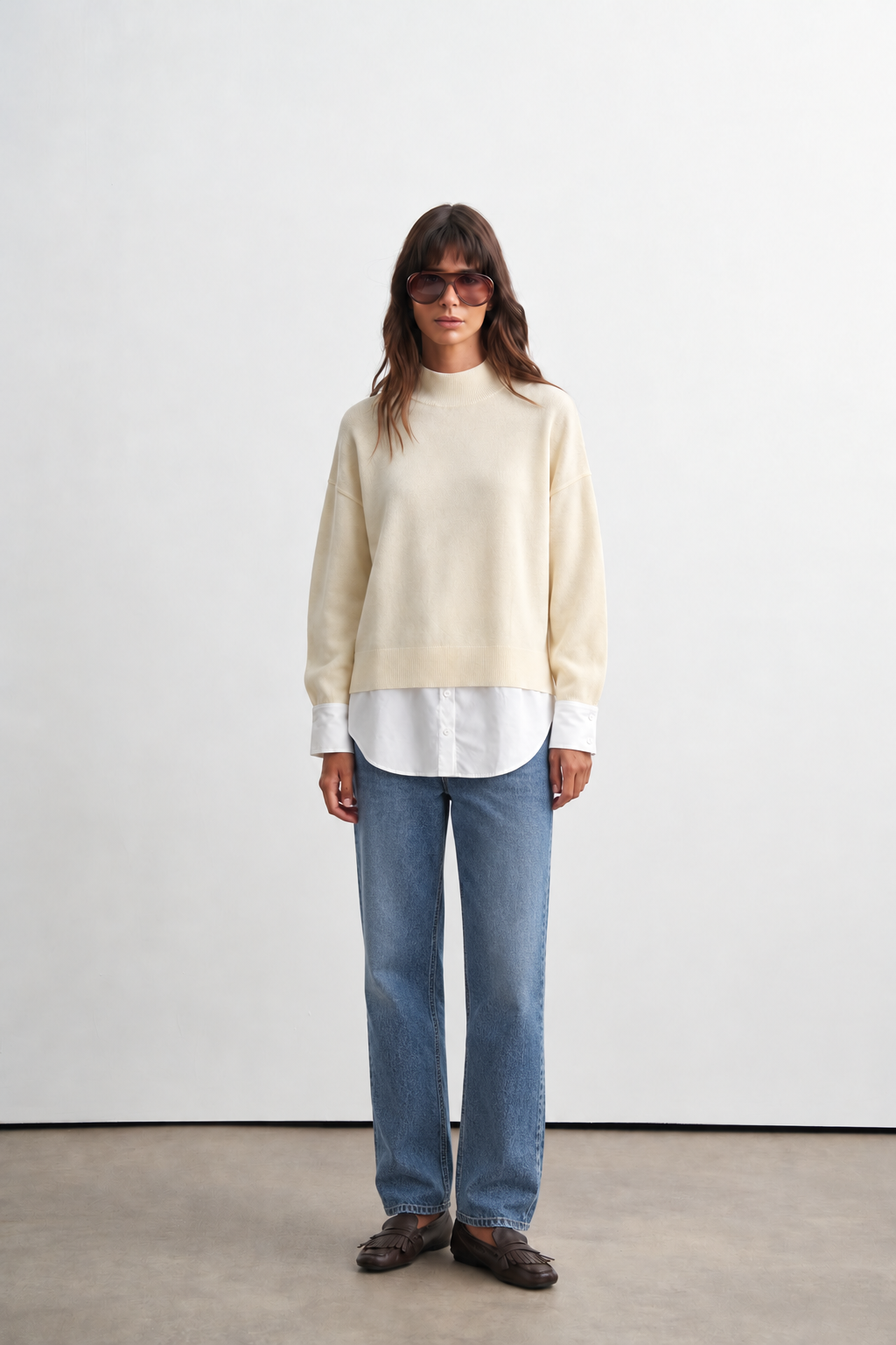 Pull chemise clair porté avec un jean bleu, allure décontractée et couvrante - ZAYÉRA Paris