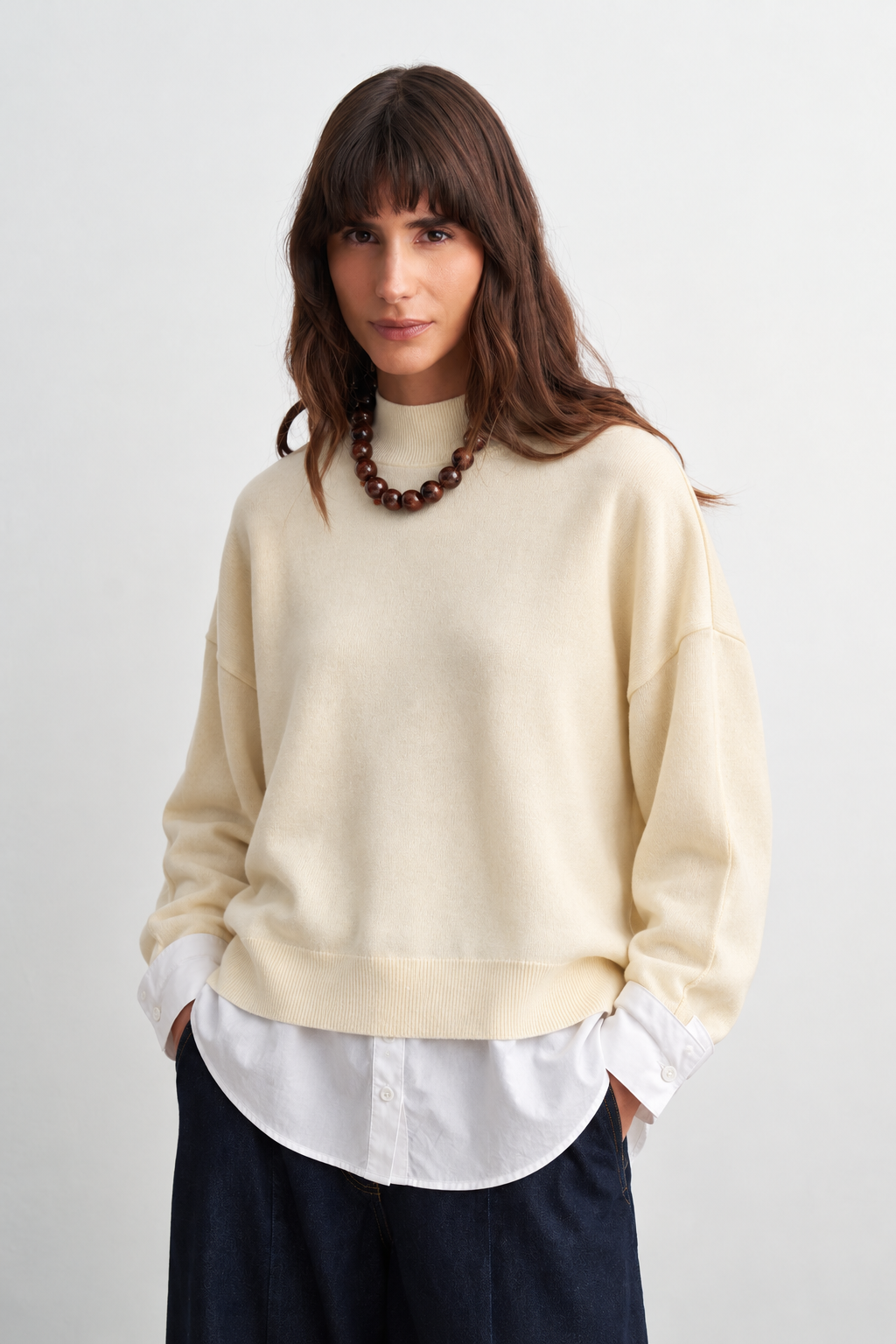 Pull chemise clair porté sur une chemise blanche, effet superposition - ZAYÉRA Paris