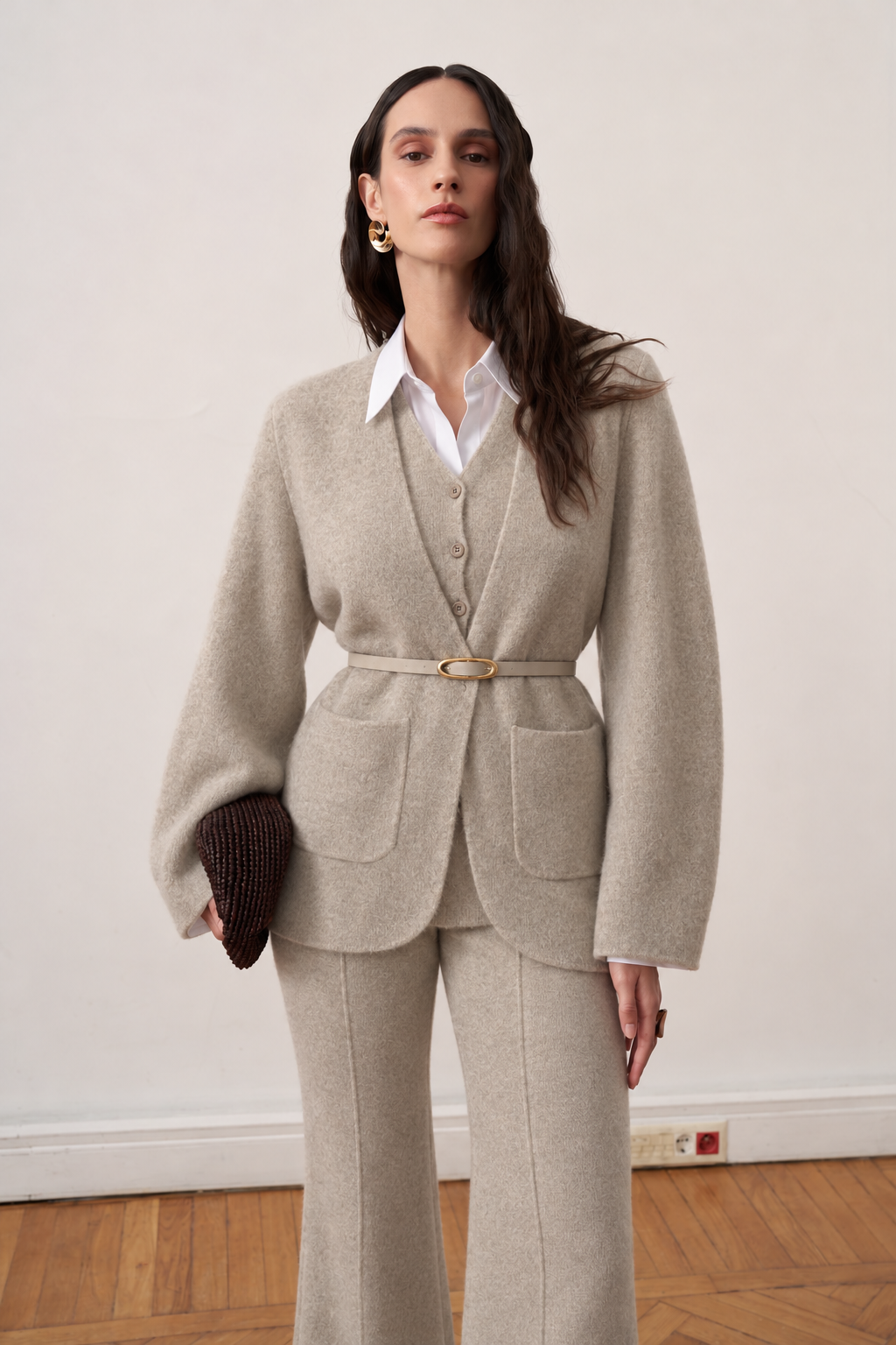 Tenue grège en maille épaisse, élégance intemporelle et couvrante - ZAYÉRA Paris