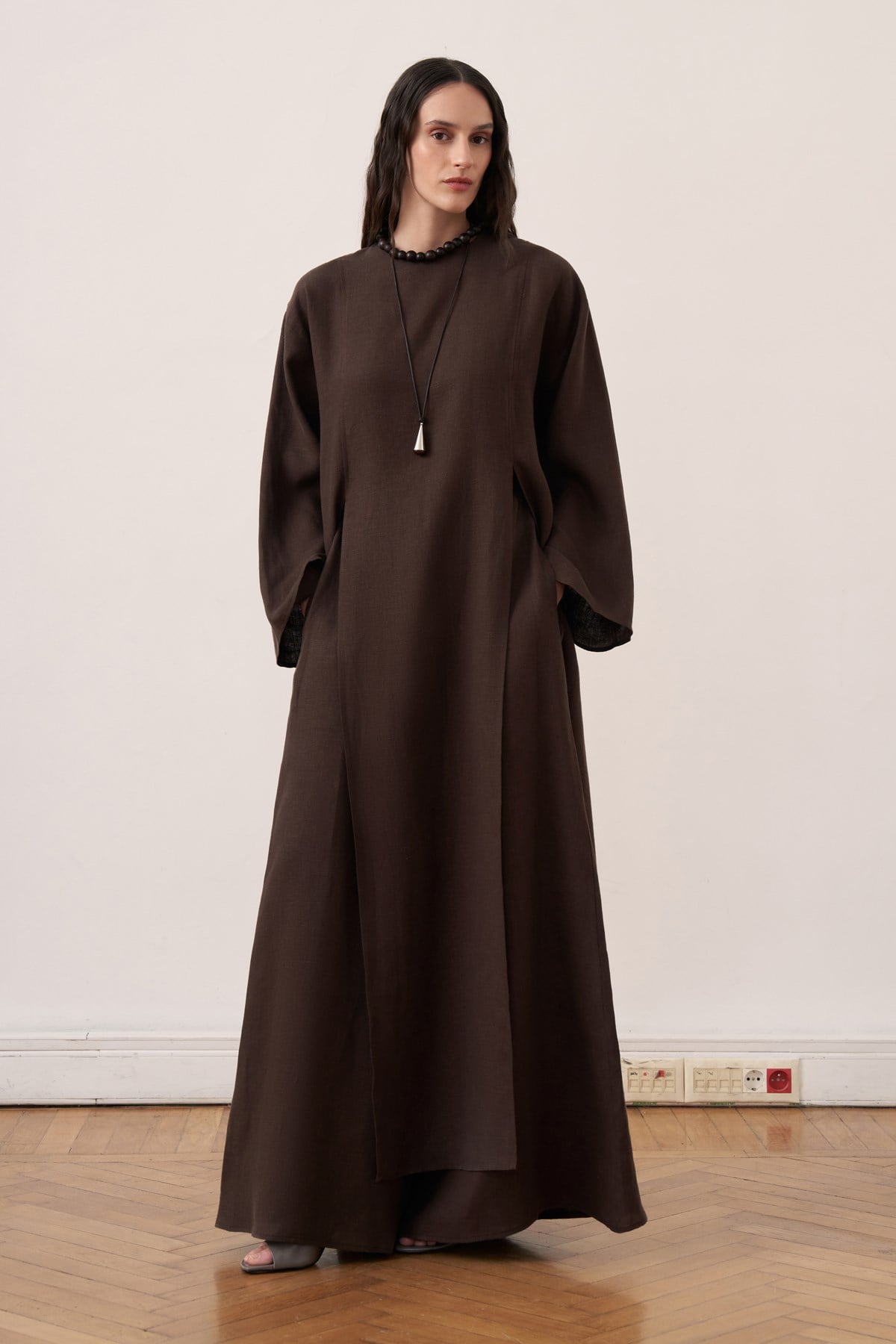 Vue de face d'un ensemble tunique longue et pantalon amples marron foncé