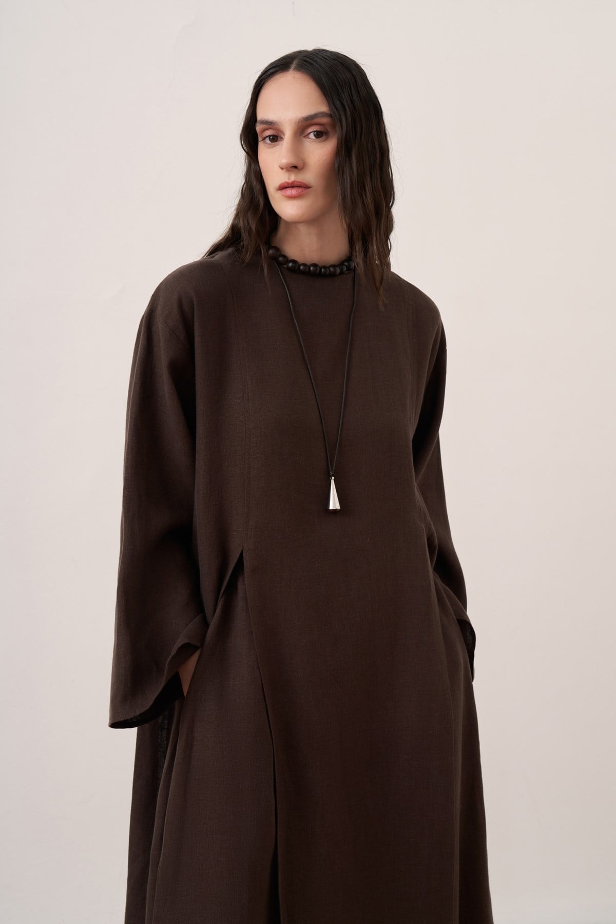 Gros plan sur un ensemble tunique longue et pantalon amples marron foncé