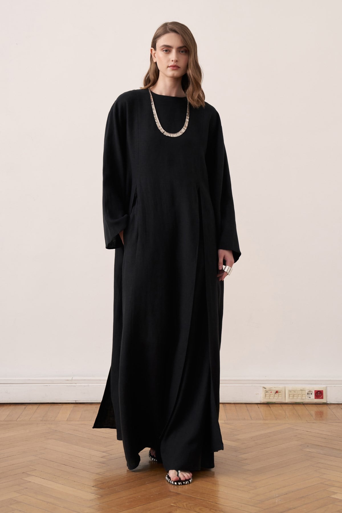 Vue de face d'un ensemble tunique longue et pantalon amples noir