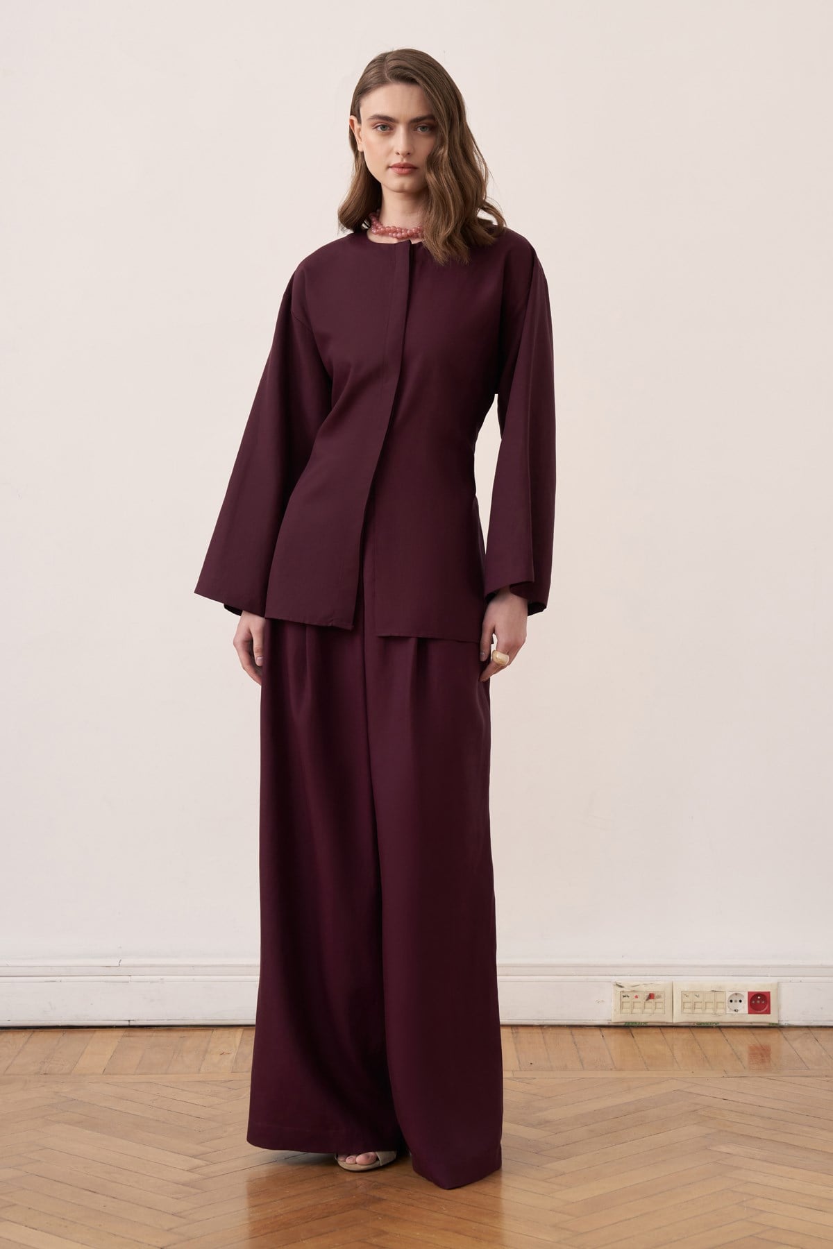 Vue de face d'un ensemble tunique longue et pantalon amples violet prune