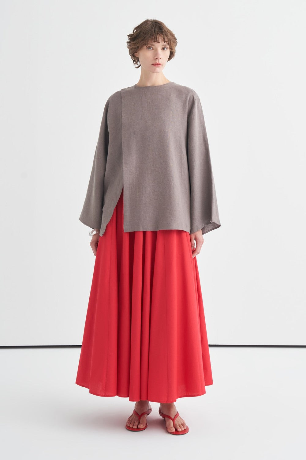 Haut fluide taupe et jupe longue évasée rouge pour femme - ZAYÉRA Paris