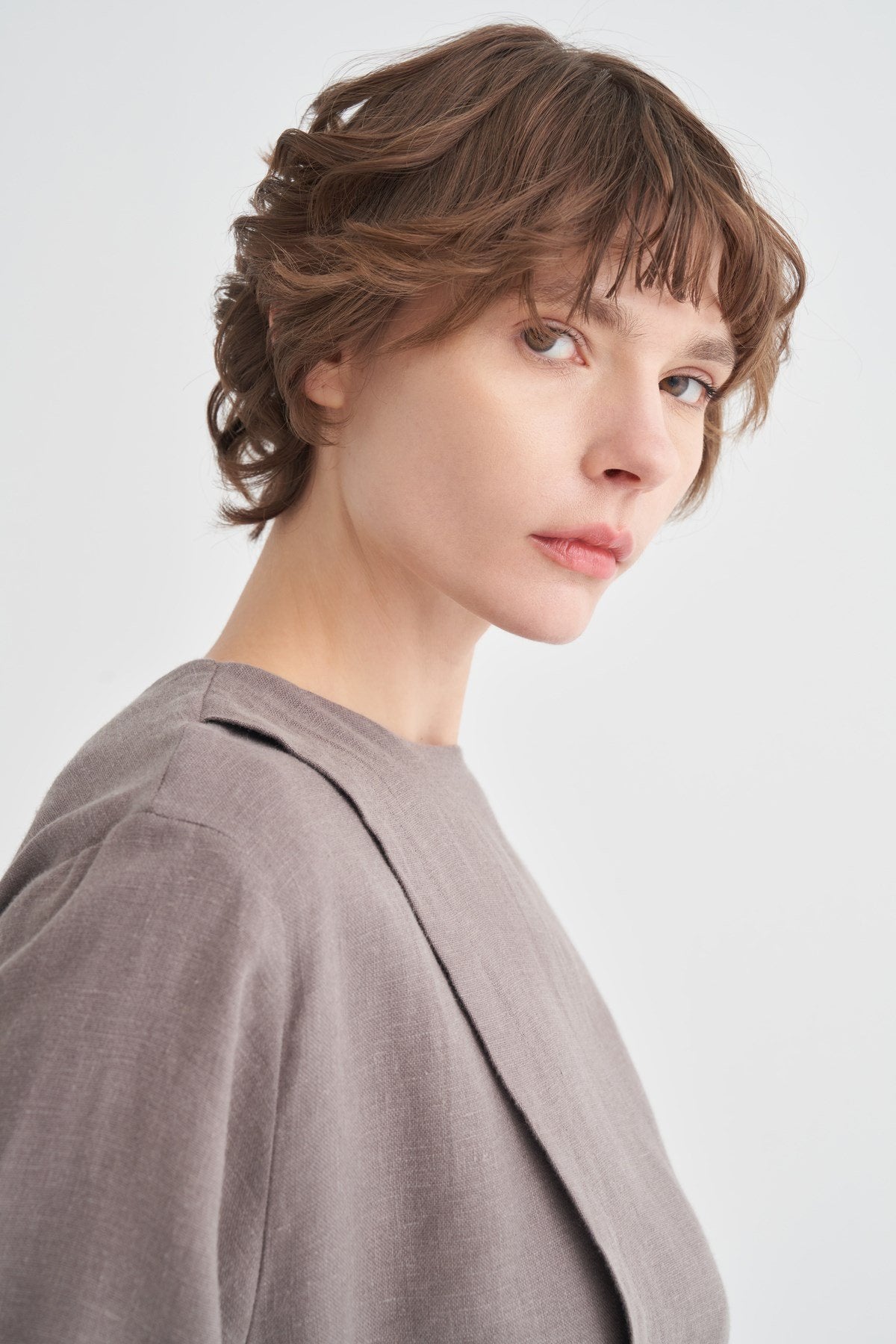 Détail de couture et matière du haut fluide élégant taupe - ZAYÉRA Paris
