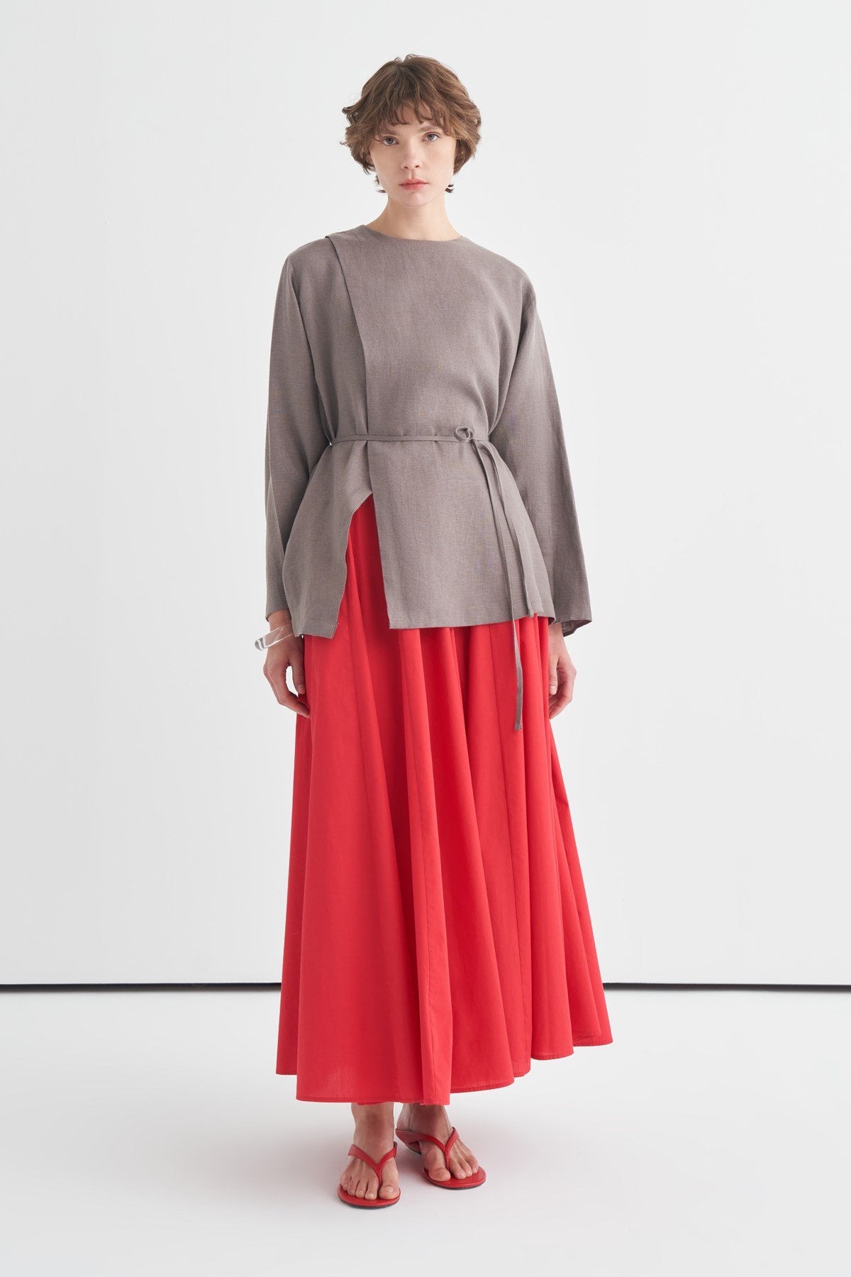 Haut fluide asymétrique taupe ceinturé à la taille avec jupe longue rouge - ZAYÉRA Paris
