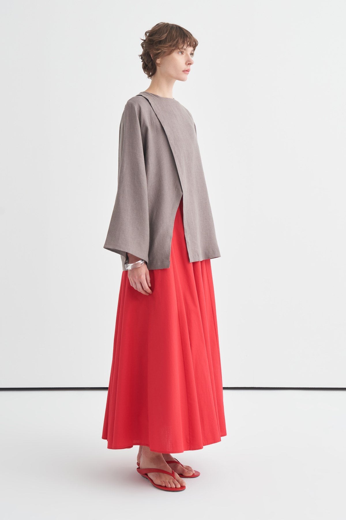 Vue de profil du haut asymétrique taupe et jupe longue évasée rouge - ZAYÉRA Paris