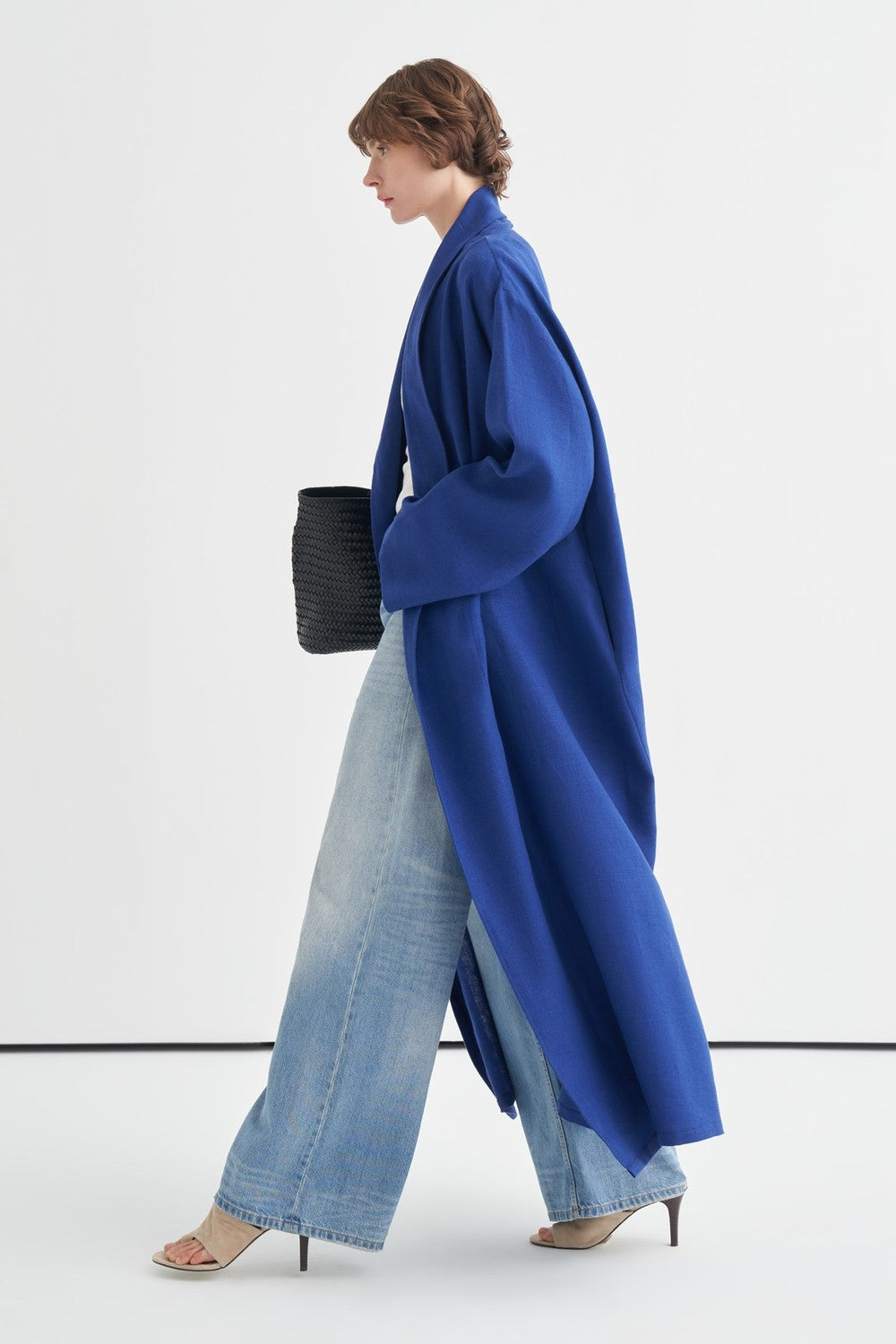 Vue de côté du kimono long fluide bleu royal pour femme - ZAYÉRA Paris