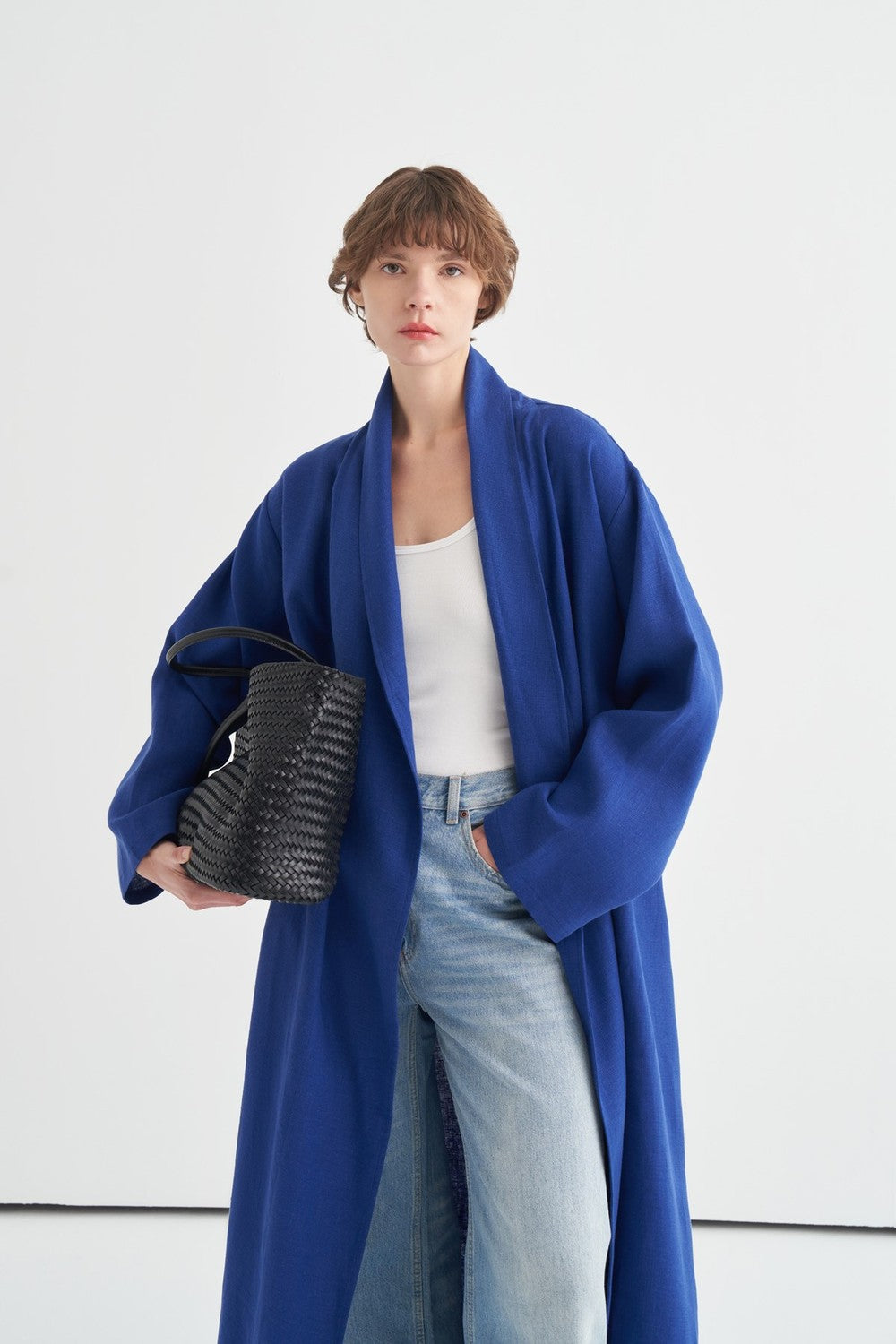 Kimono long ouvert bleu royal porté sur un jean décontracté et chic - ZAYÉRA Paris
