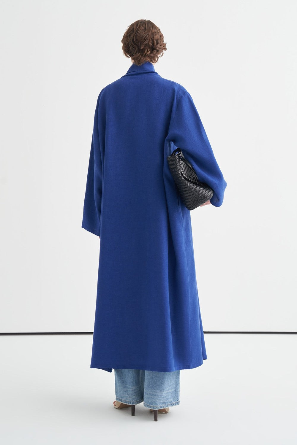 Vue de dos du kimono long bleu royal coupe droite fluide
