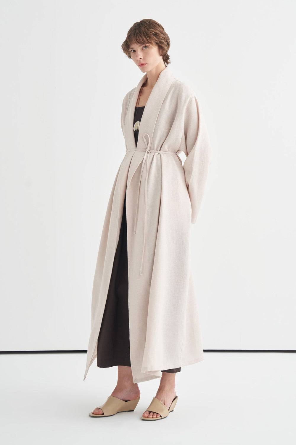 Kimono long beige ceinturé à la taille coupe fluide pour femme