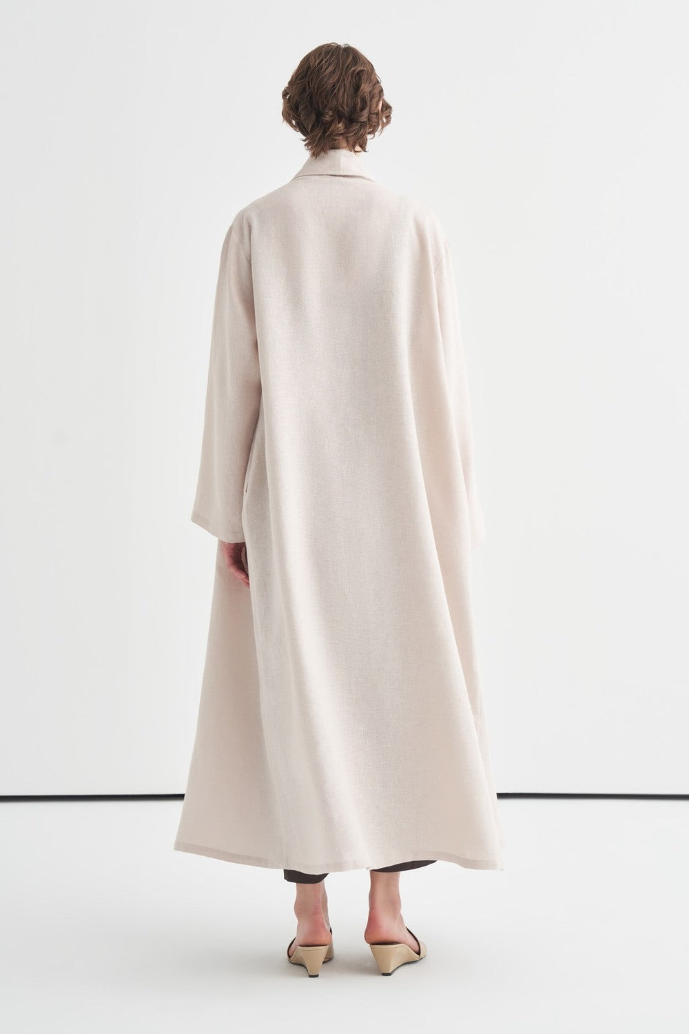 Vue de dos du kimono long beige clair ample et fluide - ZAYÉRA Paris