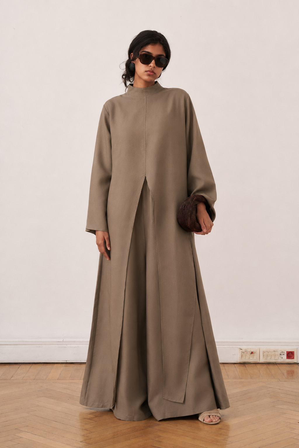 Vue de face d'un ensemble tunique longue et pantalon amples marron taupe