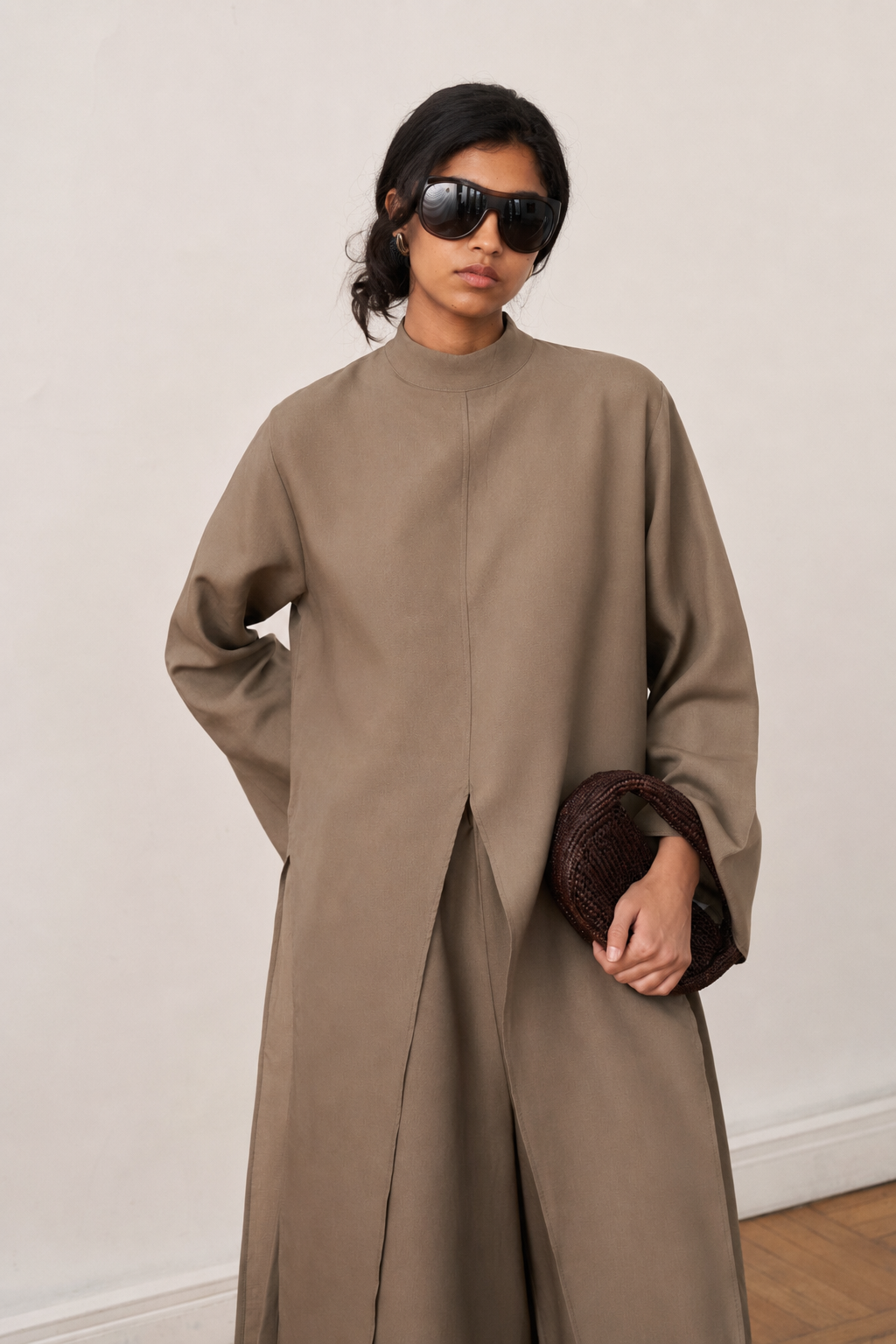 Gros plan sur un ensemble tunique longue et pantalon amples marron taupe