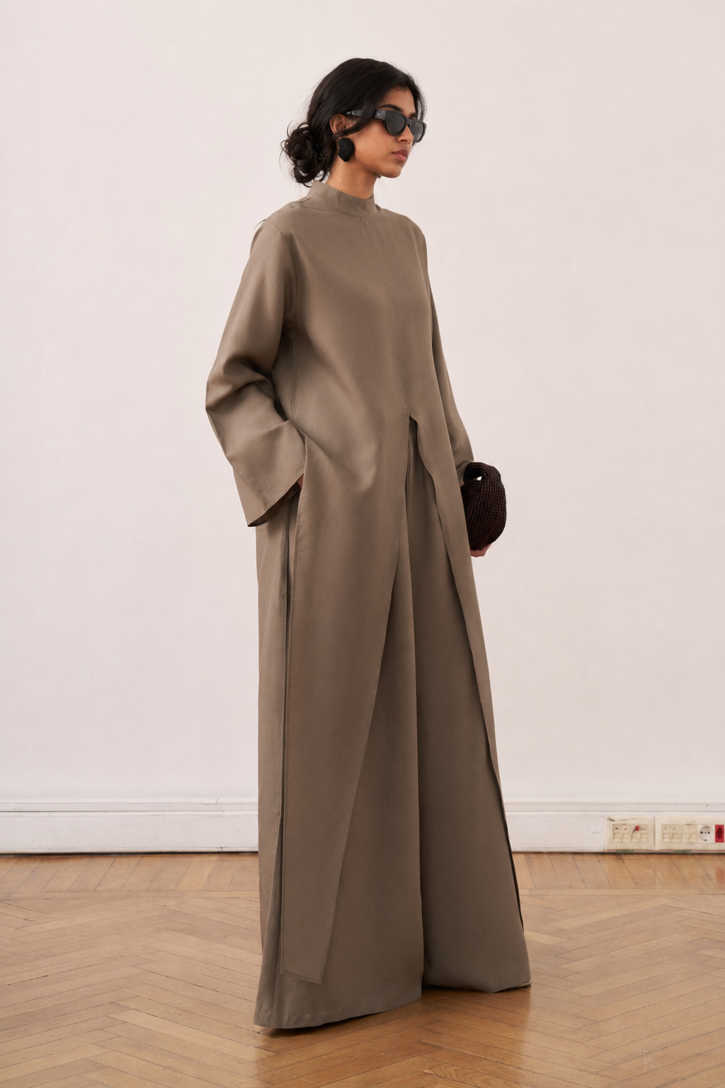 Vue de trois-quarts d'un ensemble tunique longue et pantalon amples marron taupe