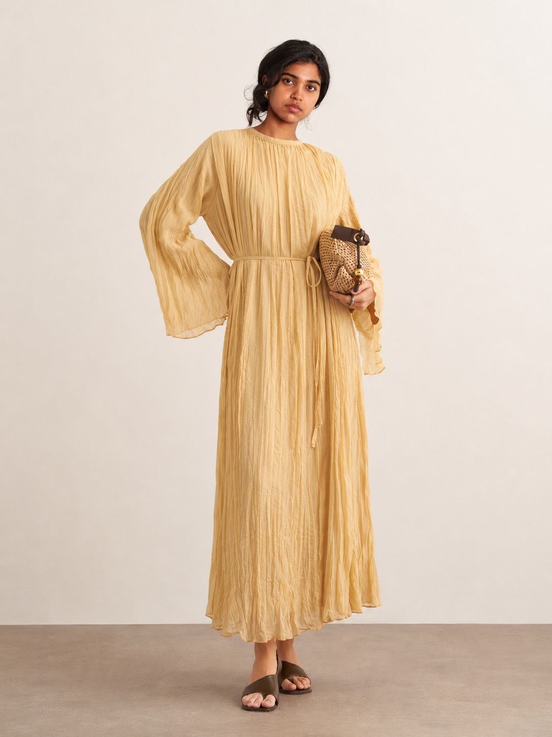 Robe longue plissée jaune beige à manches évasées