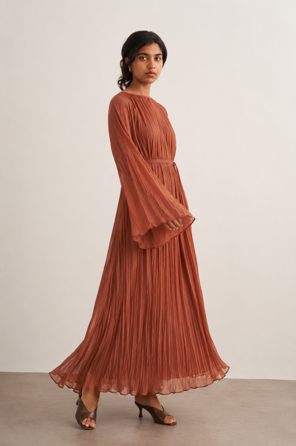 Robe longue plissée terracotta à manches évasées