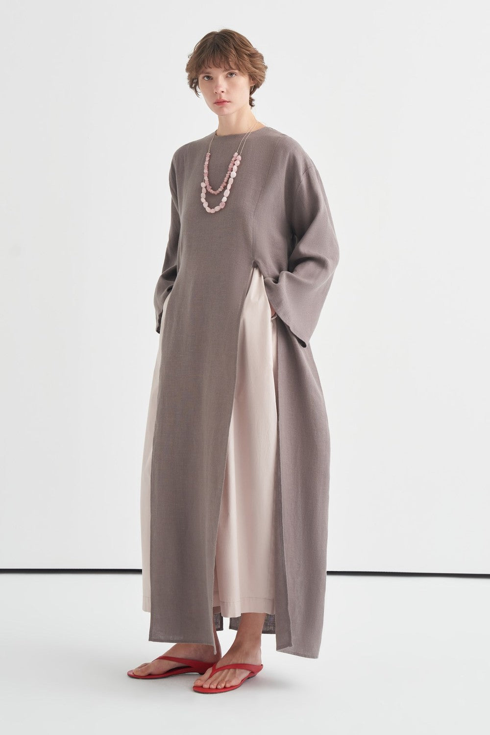 Tunique longue taupe à fentes latérales sur pantalon fluide - ZAYÉRA Paris