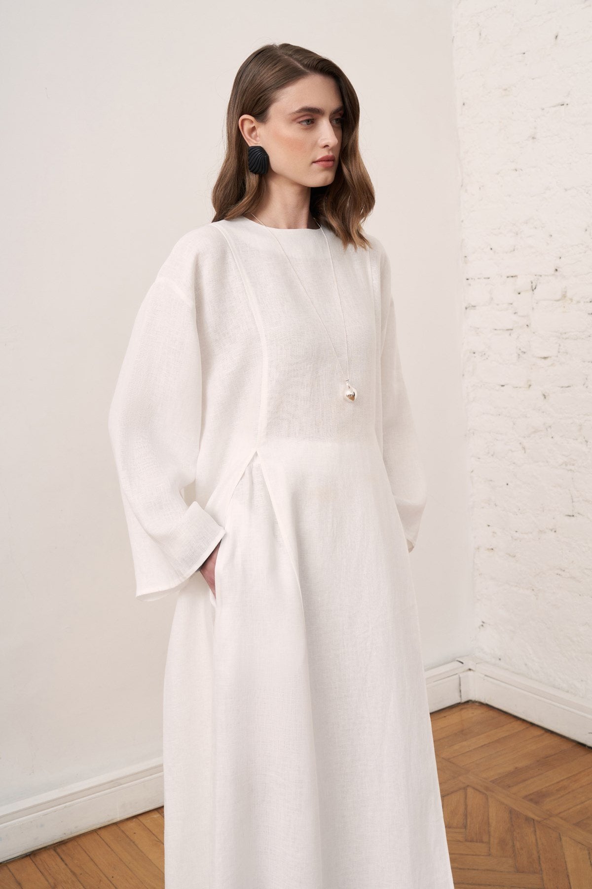Détail de coupe pour haut long modeste et chic blanc pur pour femme - ZAYÉRA Paris