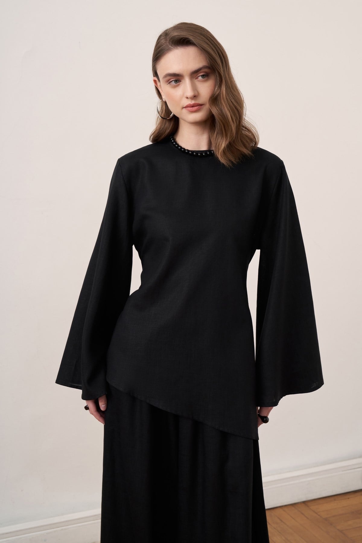 Gros plan sur un ensemble tunique longue et pantalon amples noir