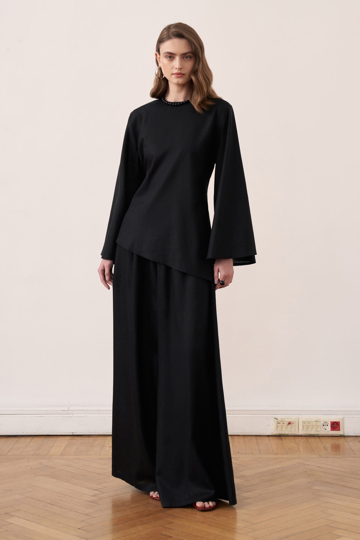 Vue de face d'un ensemble tunique longue et pantalon amples noir