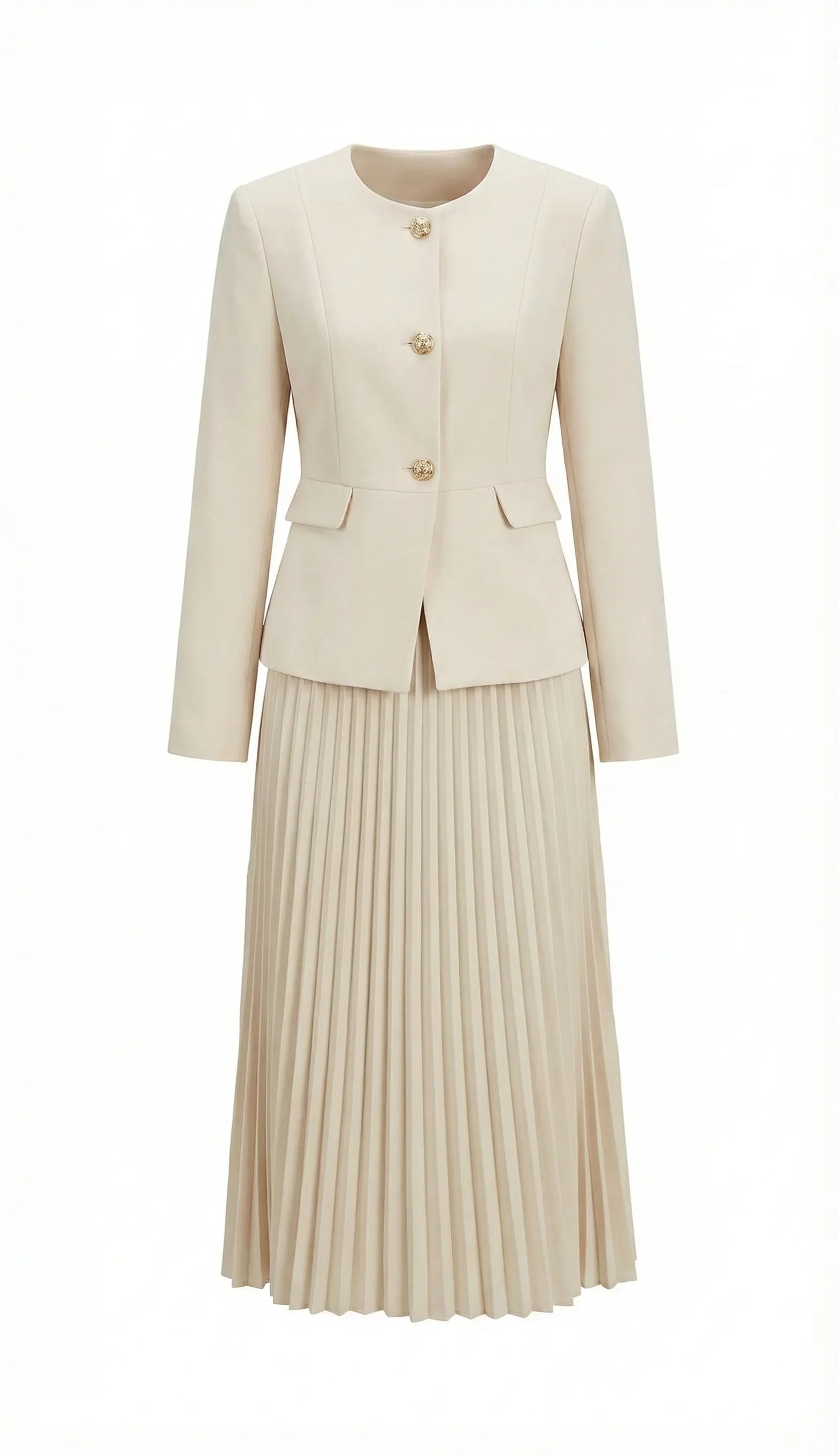 Ensemble veste ajustée et jupe longue plissée blanc cassé sur fond blanc